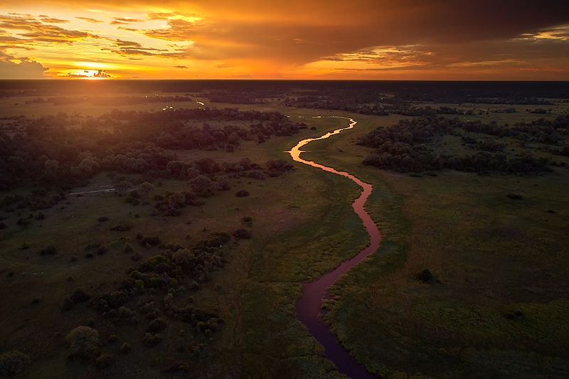 Coucher de soleil sur le fleuve Khwai dans la forêt de Moremi - Botswana