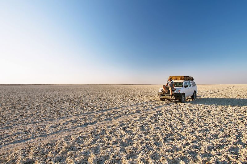 En 4x4 sur un lac salé près de Kubu island - Makgadikgadi Pan - Botswana