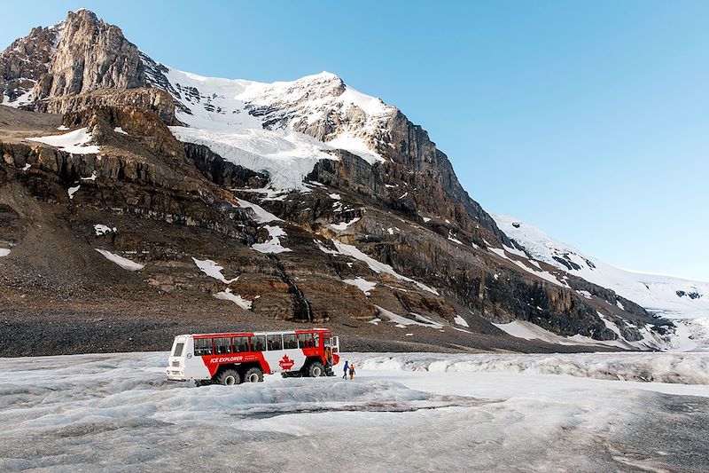 Bus dans la Vallée Glaciaire de Columbia - Parc national de Jasper - Canada