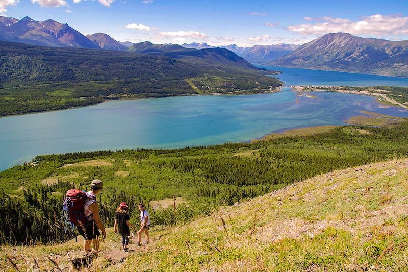 Randonnée en famille face au Lac Bennett - Carcross - Yukon - Canada