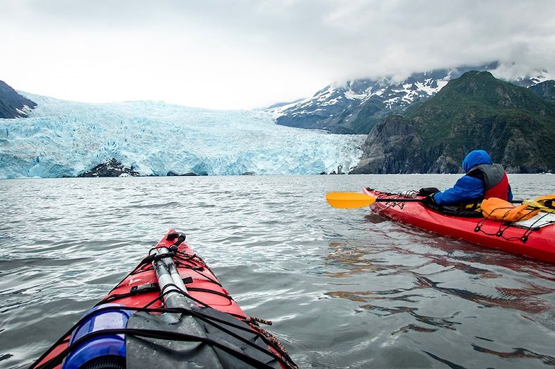 Kayak près du glacier Aialik - Péninsule de Kenai - Alaska - États-Unis