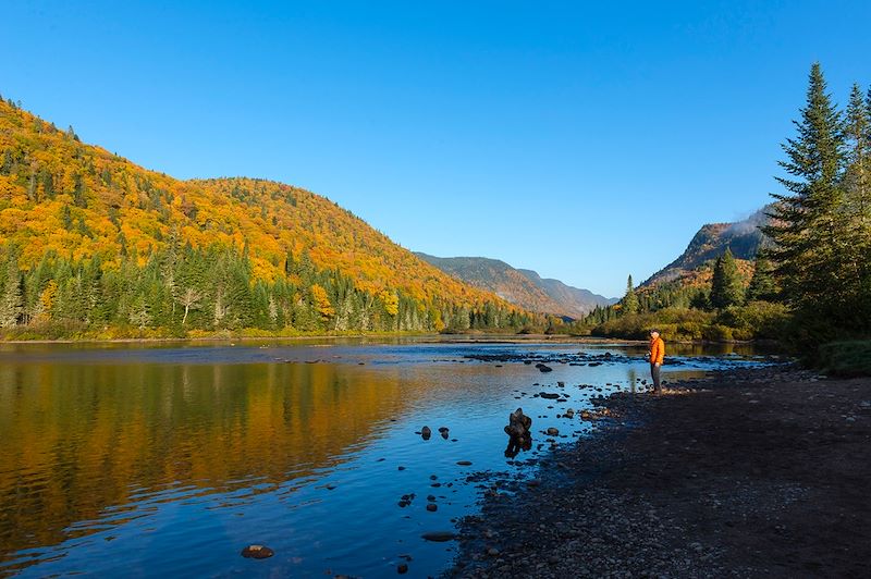 Randonneur dans le Parc national de la Jacques-Cartier - Québec - Canada