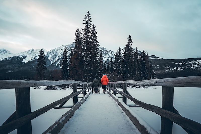 Passerelle pour accéder à Pyramid Lake à côté de Jasper - Canada