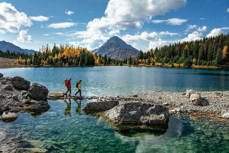 Randonneurs longeant le Chester Lake - Pays de Kananaskis - Alberta - Canada
