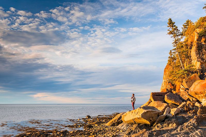 Randonneur au Parc national du Bic - Québec - Canada