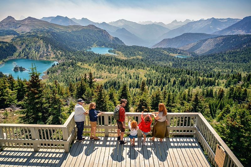 En famille sur le point de vue du Sunshine Village - Canada