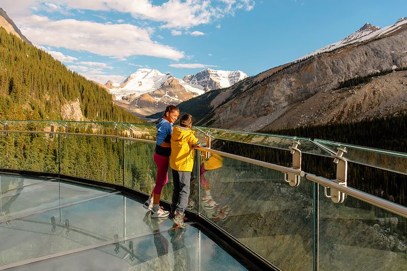 Enfants sur le Columbia Icefield Skywalk - Alberta - Canada