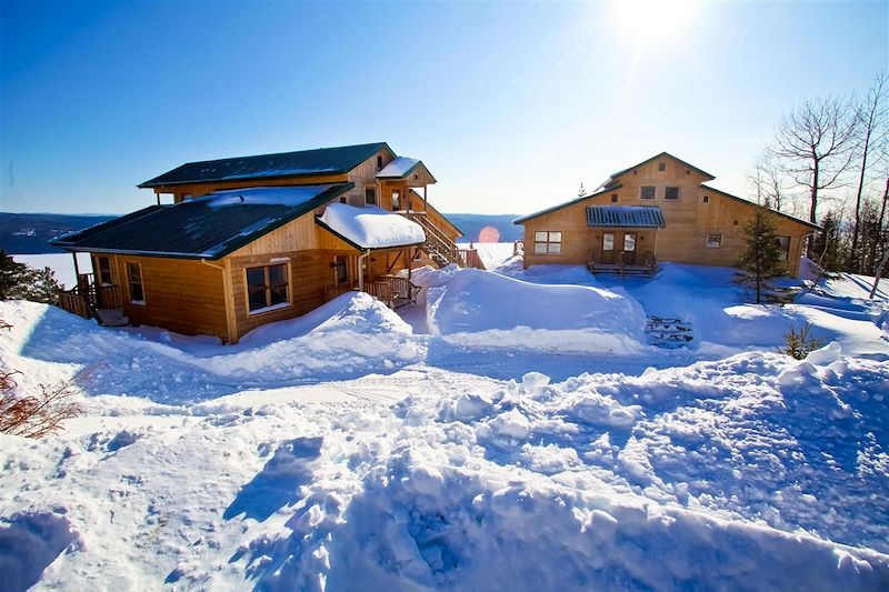 Aventure dans la neige québécoise dans le fjord du Saguenay : raquette, motoneige, traîneau à chien à la Pourvoirie Cap au Leste