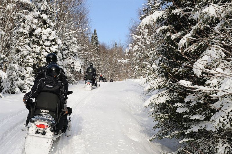 Aventure dans la neige québécoise dans le fjord du Saguenay : raquette, motoneige, traîneau à chien à la Pourvoirie Cap au Leste