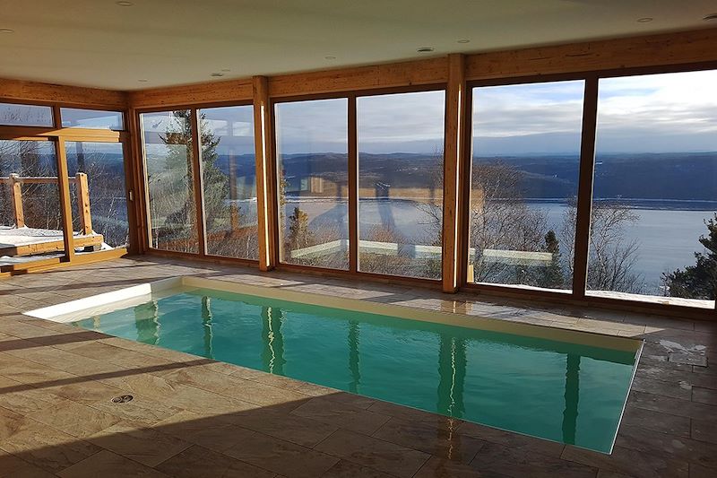Aventure dans la neige québécoise dans le fjord du Saguenay : raquette, motoneige, traîneau à chien à la Pourvoirie Cap au Leste