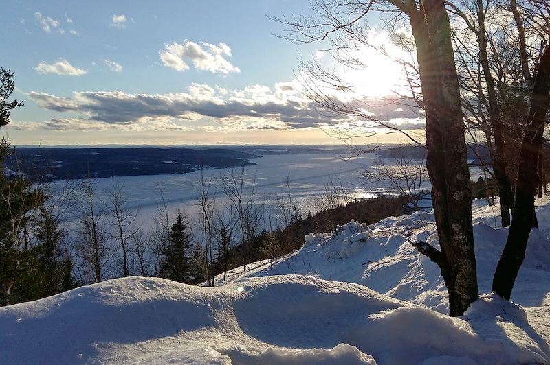 Aventure dans la neige québécoise dans le fjord du Saguenay : raquette, motoneige, traîneau à chien à la Pourvoirie Cap au Leste