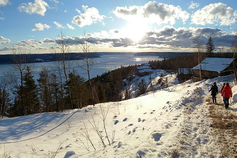 Aventure dans la neige québécoise dans le fjord du Saguenay : raquette, motoneige, traîneau à chien à la Pourvoirie Cap au Leste