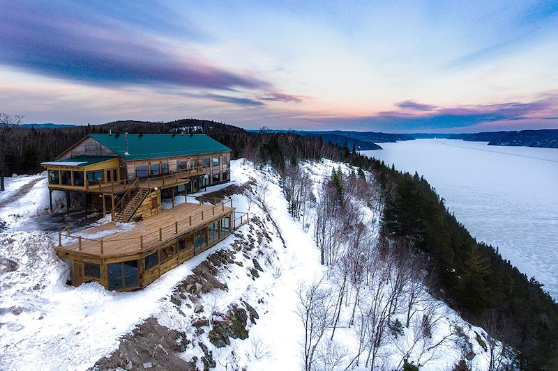 Aventure dans la neige québécoise dans le fjord du Saguenay : raquette, motoneige, traîneau à chien à la Pourvoirie Cap au Leste
