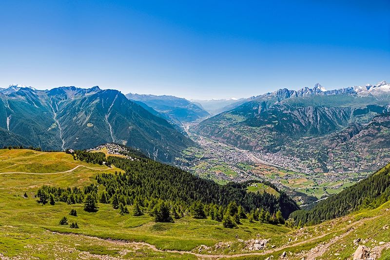 Vue sur Brigue et les Alpes valaisannes - Suisse