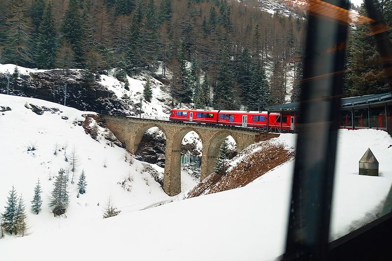 Découverte exceptionnelle des paysages enneigés de la Suisse en train panoramique 