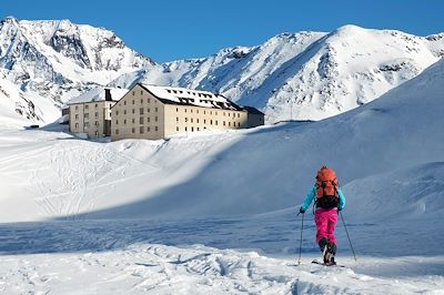 Conquête des cols mythiques des Alpes suisses