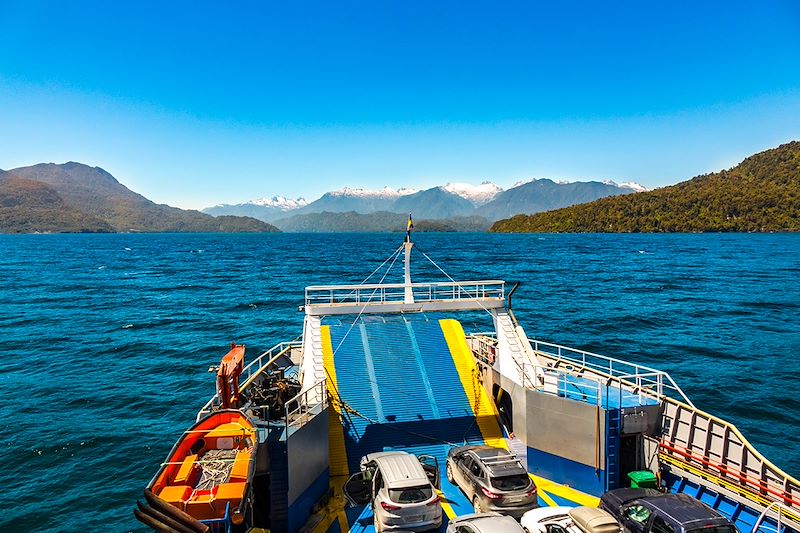 Ferry traversant un lac - Parc national Patagonia - Chili
