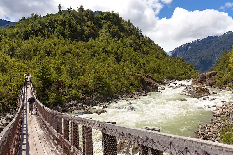 Randonneur dans le parc Queulat - Région de Aysen - Chili