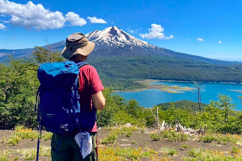Randonneur dans le Parc national Conguillío - Chili