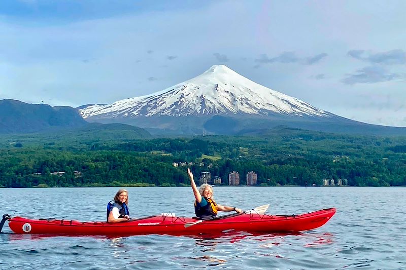 Kayakistes au pieds du Volcan Villarrica - Cordillère des Andes - Chili