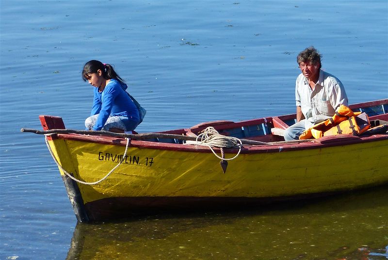 Homme et enfant sur une barque - Chonchi - Île de Chiloé - Chili