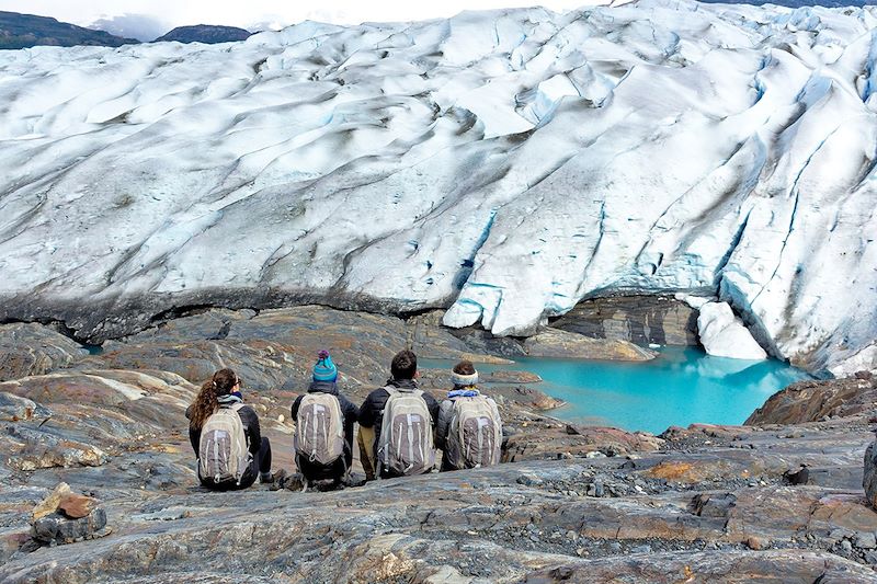 Randonneurs au Grey Glacier - Parc national Torres del Paine - Patagonie - Chili