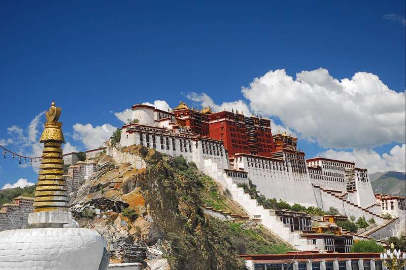 Découverte du Tibet avec ses plus prestigieux sites, Lhassa avec son Potala, Sera, Drepung et les grottes de Drak Yerpa