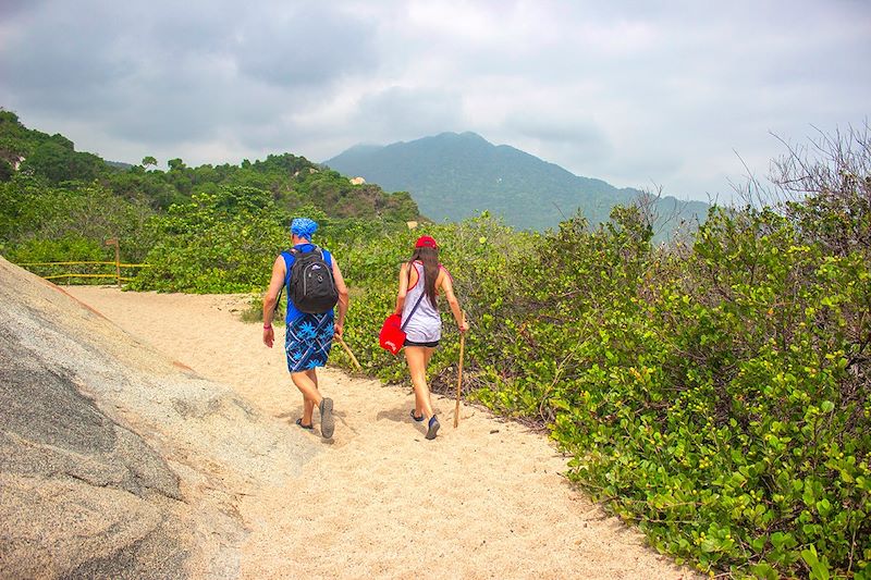 Randonneurs dans le Parc national naturel de Tayrona - Colombie