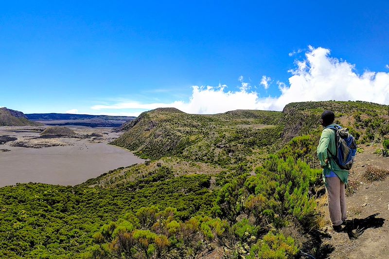 Grande Comore, l’île volcanique: entre randonnées, ascension du volcan Karthala, rencontres et baignades dans l'Océan Indien.