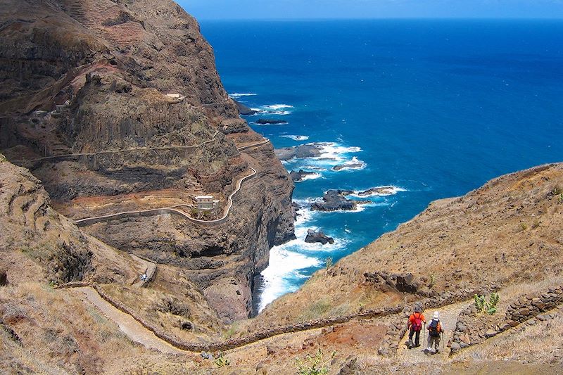 Randonneurs sur le chemin côtier - Santo Antão - Cap Vert