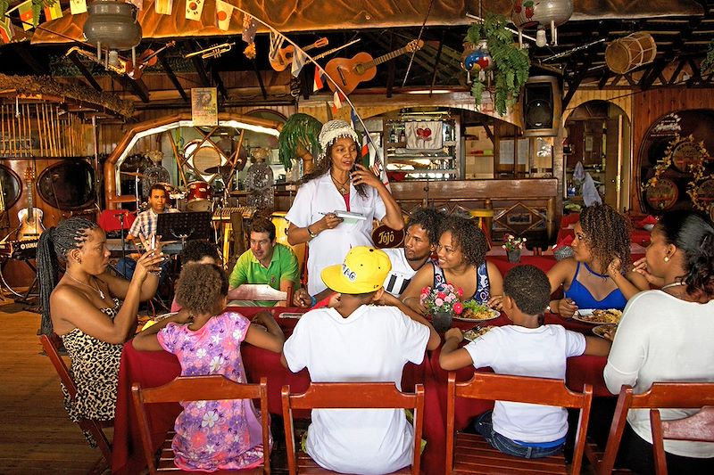 Famille lors d'un repas dans une casa - Cap-Vert