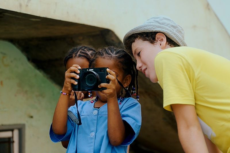 Enfants avec un appareil photo - Cap-Vert