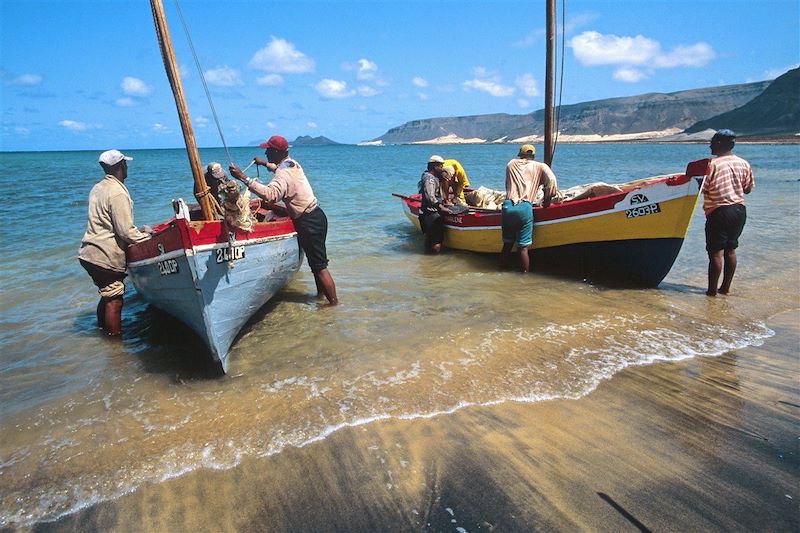 Voyage multi-activités famille au Cap Vert : rando dans les vallées volcaniques, paddle, bateau et nage avec les tortues 