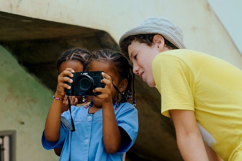 Enfants avec un appareil photo - Cap-Vert