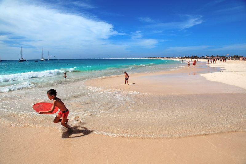 Enfants jouant sur la plage de Santa Maria - Île de Sal - Cap-Vert