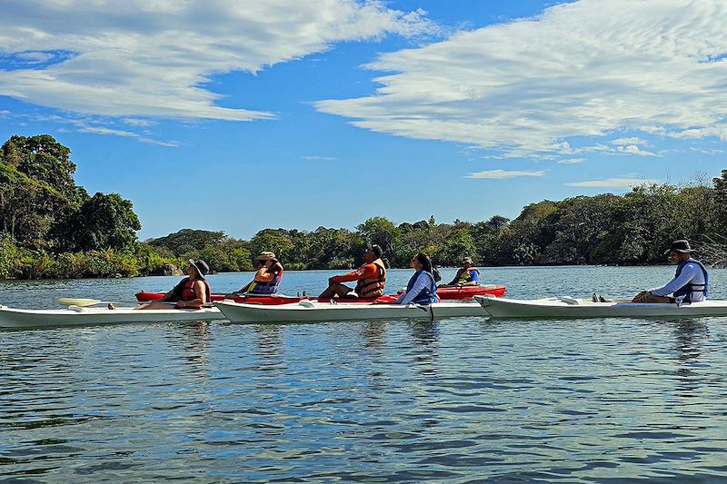 Kayak entre les Isletas de Granada, sur le lac Nicaragua - Nicaragua
