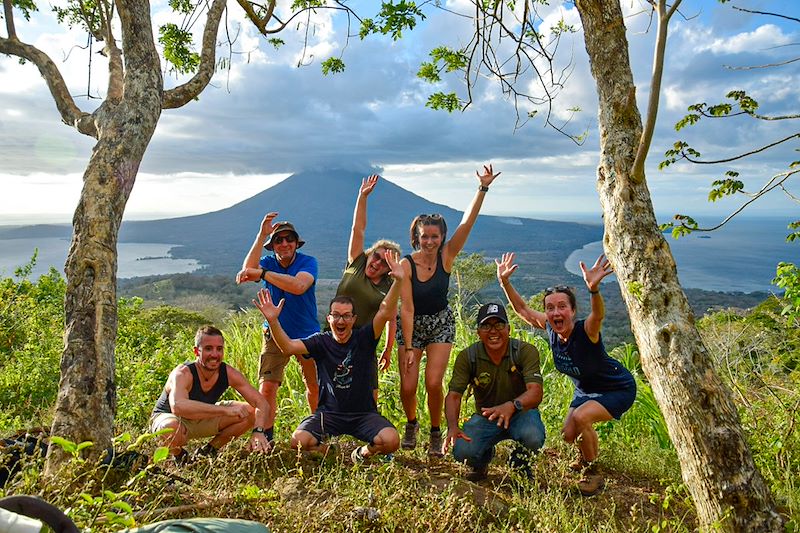 Portrait de groupe sur le volcan Maderas, avec le volcan Concepción en arrière-plan - Nicaragua
