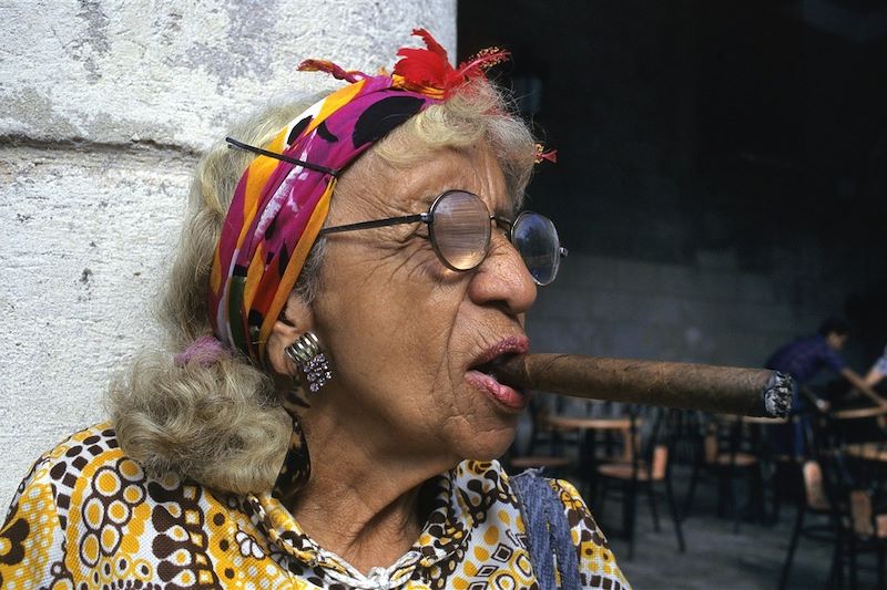 Dame au cigare sur la Plaza de Armas - Quartier de la Habana Vieja - La Havane - Cuba