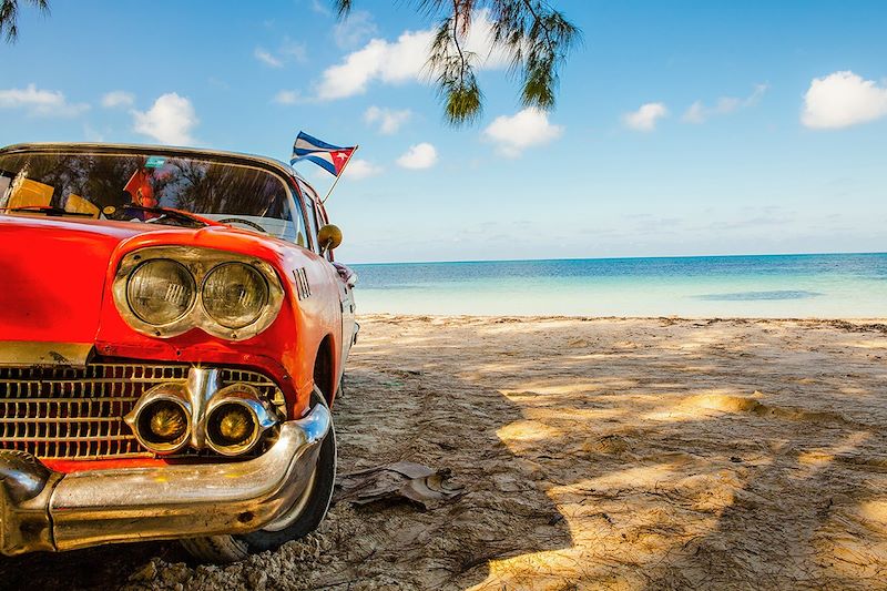 Voiture garée sur une plage de Cayo Jutias - Cuba 