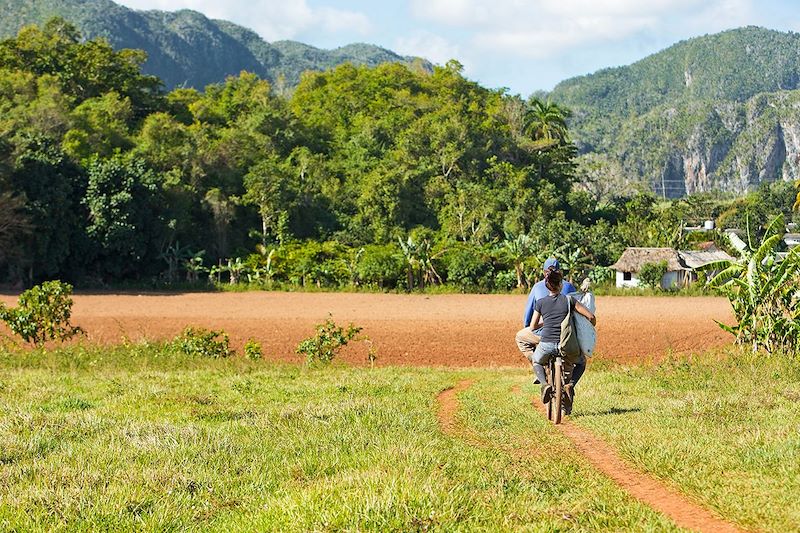 Vélo dans la vallée de Vinales - Province de Pinar del Rio - Cuba