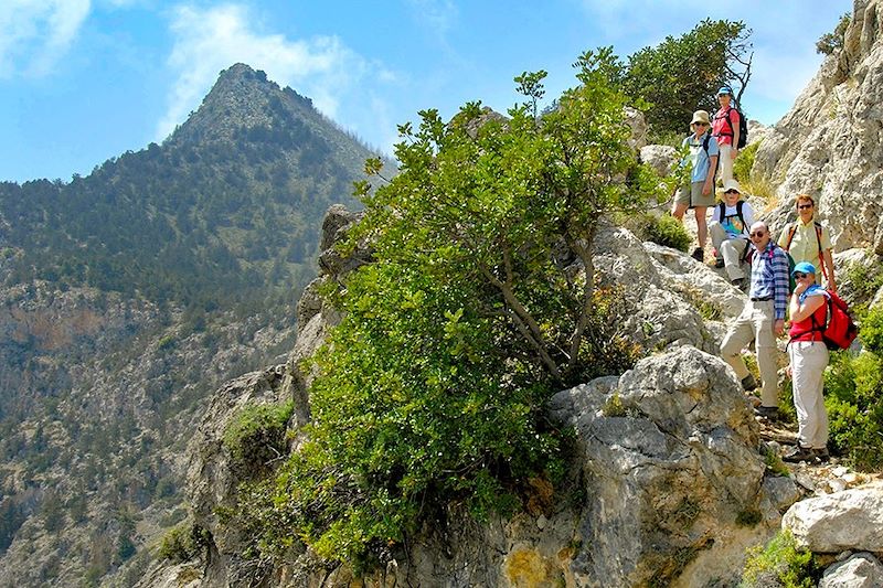 Randonneurs dans les montagnes Besparmak Pentadaktylos - Chypre