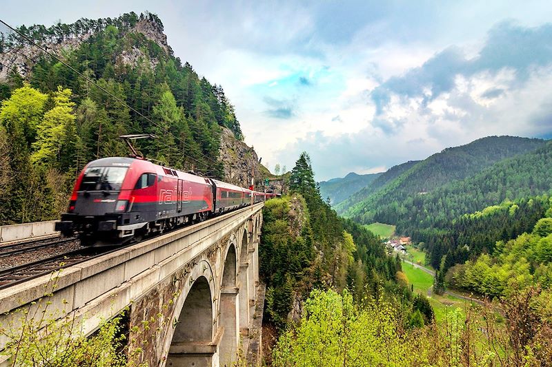 Train sur la ligne de chemin de fer de Semmering - Viaduct Krausel-Klause-Viadukt - Autriche