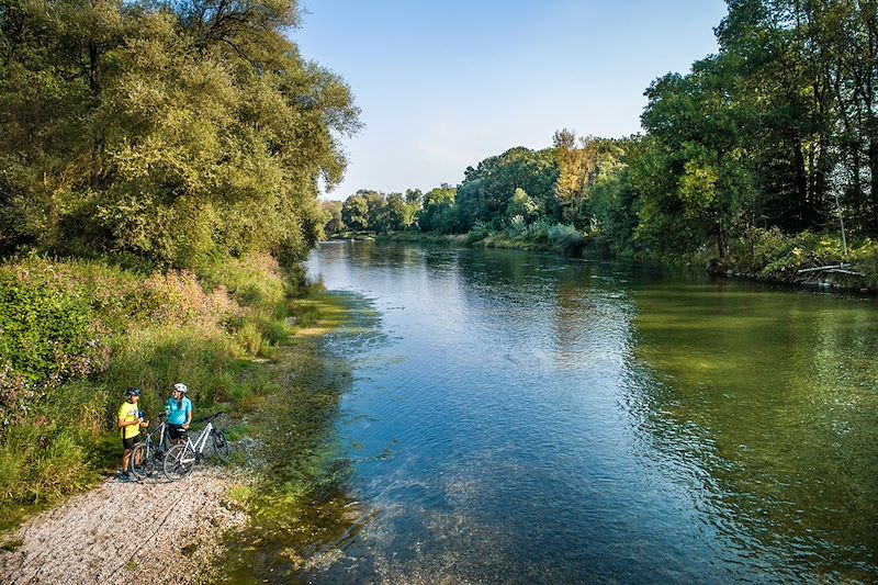 Cyclistes près de l'Isar - Haute-Bavière - Allemagne