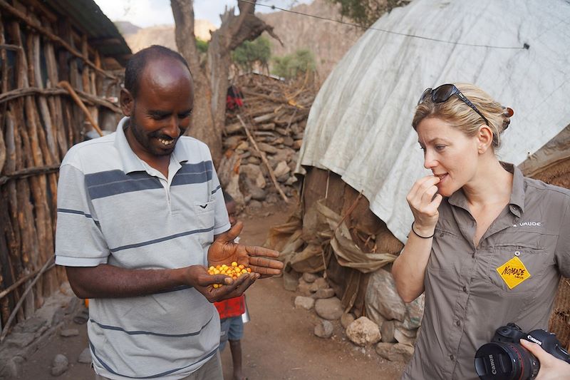 Dégustation de jujubes dans un village - Djibouti