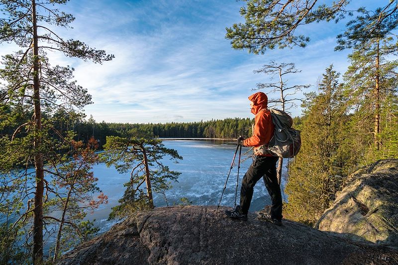 Randonneur dans le parc national de Nuuksio - Finlande