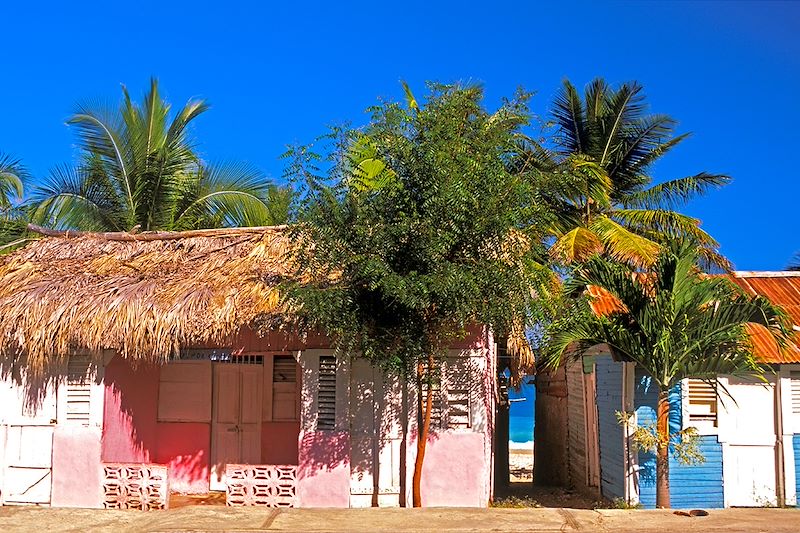 Maison en bois colorée typique - Baoruco - République Dominicaine