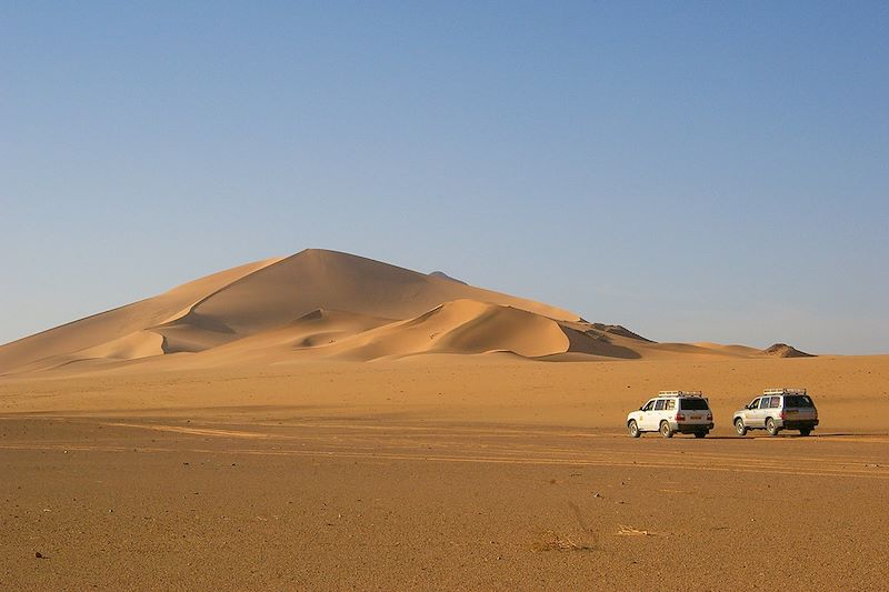 Deux 4x4 au nord de Tamanrasset - Hoggar - Algérie