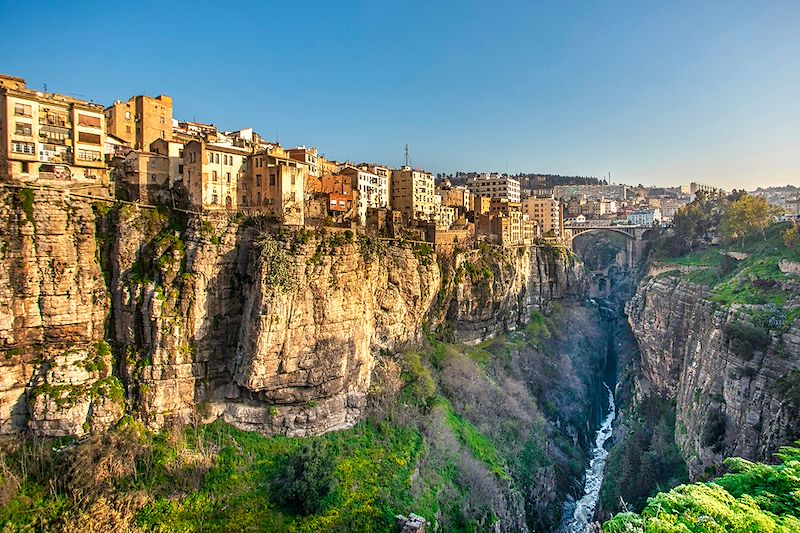 Partez pour une aventure berbère au nord de l’Algérie et dans ses oasis avec votre chauffeur-guide privatif francophone.