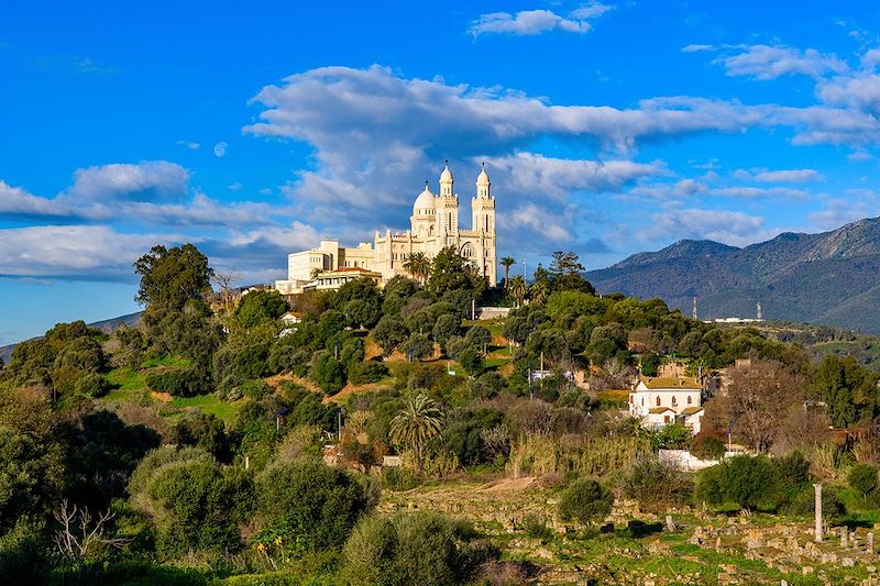 Basilique Notre-Dame-d'Afrique devant les ruines d'Hippone - Alger - Algérie