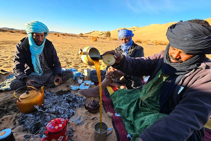 Cérémonie du thé dans l'Erg Edmer - Algérie